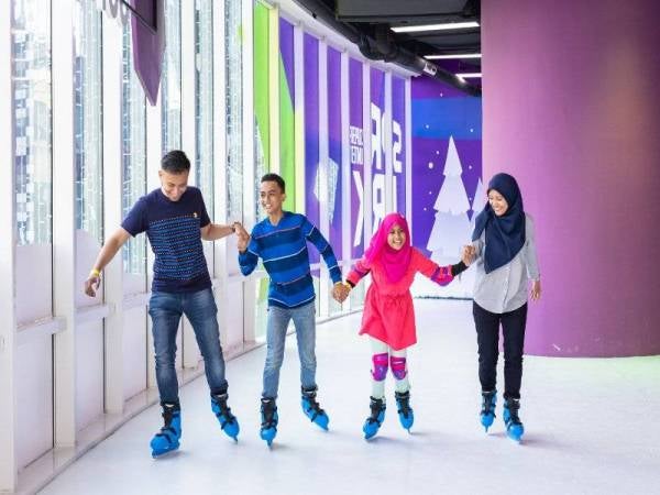 SEBUAH keluarga yang meluangkan masa bermain ice skating bersama-sama.