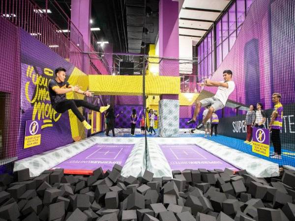 ADRENALIN akan mengalir lebih deras dengan bermain trampolin.