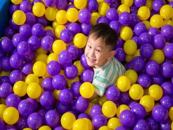 PERMAINAN ball pit sangat diminati..