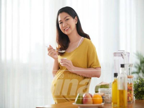 IBU hamil perlu berhati-hati ketika mengambil makanan dan minuman. 