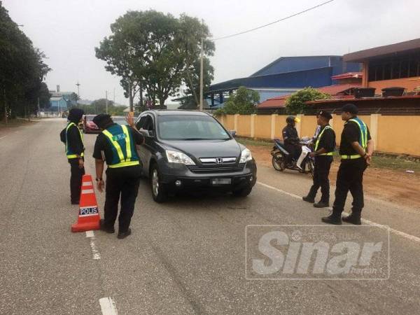 Anggota JPJ melakukan pemeriksaan ketika Operasi Bersepadu dan Operasi Khas Pewa di Jalan Gebeng, semalam.