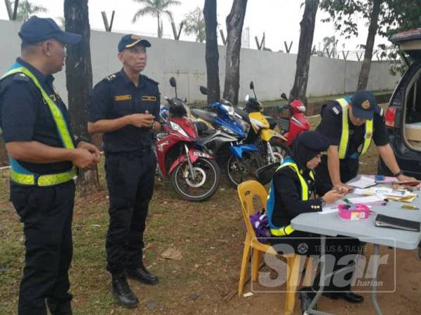 Mohammad turun padang meninjau Operasi Bersepadu dan Operasi Khas Pewa di Jalan Gebeng, semalam.