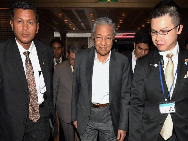 Perdana Menteri Tun Dr Mahathir Mohamad tiba di Fukuoka hari ini bagi mengadakan lawatan kerja selama dua hari. - Foto Bernama