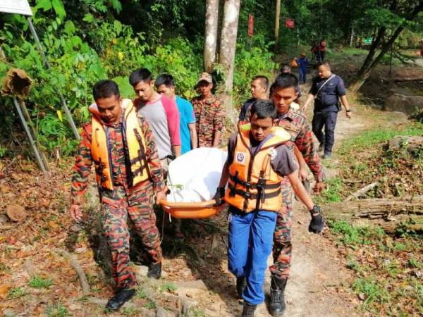 Mayat mangsa diusung selepas ditemui pada jam 9.34 pagi tadi. FOTO: IHSAN BOMBA