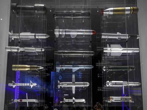 SALAH satu replika pelbagai jenis peluru berpandu yang digunakan tentera PLA yang dipamerkan di Muzium Tentera di Beijing, China.