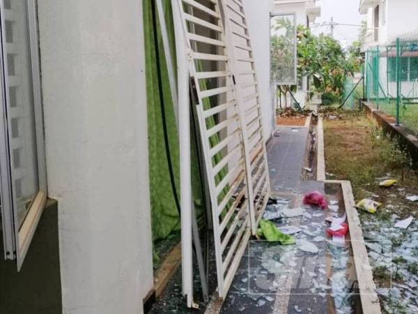 Letupan tong gas turut menyebabkan cermin pintu pecah dan jeriji besi rosak.