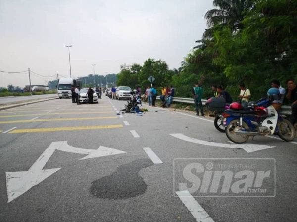 Keadaan motosikal mangsa selepas melanggar belakang kren di susur jalan menghala Puncak Alam, pagi tadi.