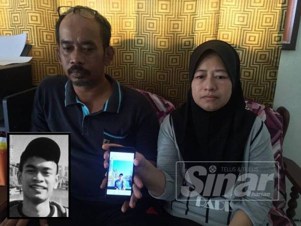 Md Azhar dan isteri, Zunaidah sayu ketika menunjukkan gambar Amirul Ashraff di telefon bimbit di kediaman mereka di sini hari ini. Gambar kecil: Amirul