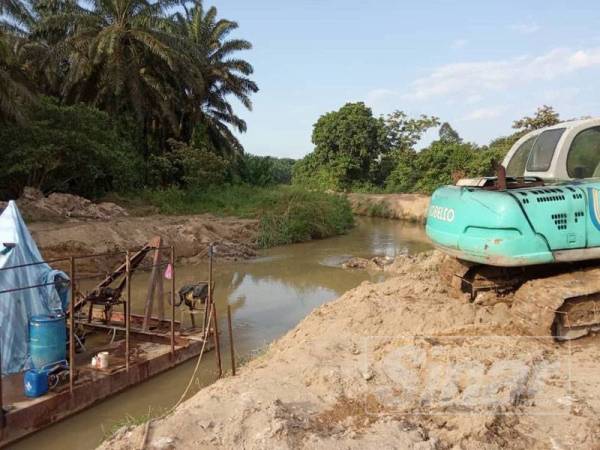 Aktiviti korek pasir itu berlaku di kawasan Ulu Sungai Johor sejak kira-kira lima tahun lalu.