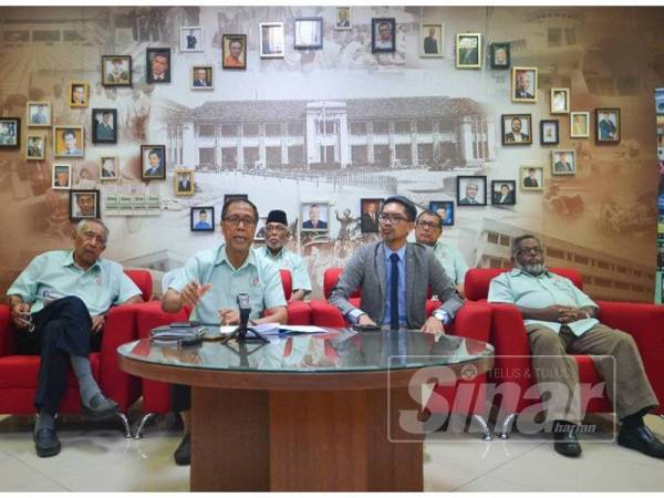 Raihan bercakap pada sidang media Penjelasan Pemendekkan Kontrak Lantikan Lembaga Pengerusi Universiti Putra Malaysia di Bangunan TNCPI UPM hari ini. - Foto SHARIFUDIN ABDUL RAHIM