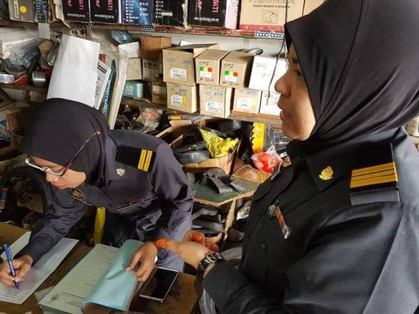 Penguatkuasa KPDNHEP Cawangan Mersing ketika melakukan pemeriksaan di bengkel-bengkel di sekitar Mersing.