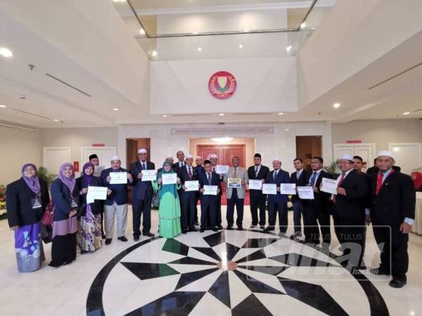 ADUN Pembangkang memegang poster 'Save Gunung Pulai' pada Sidang DUN Kedah ke 14 di Wisma Darul Aman, di sini hari ini.