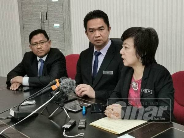 Teo Kok Seong (tengah) pada sidang media hari ini.