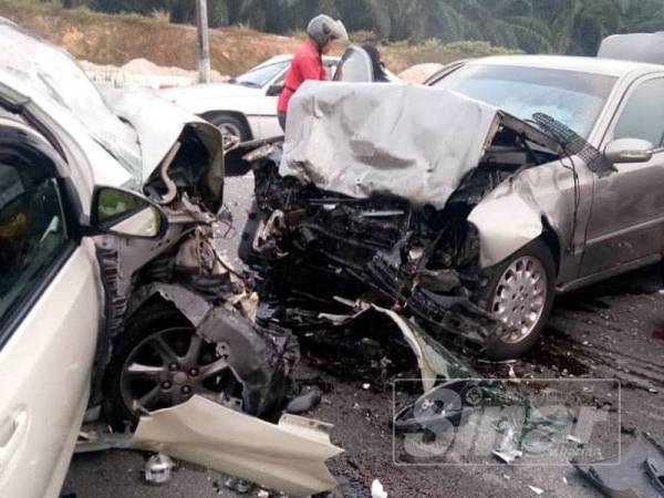 Antara kenderaan yang terlibat dalam kemalangan di Jalan Sepang - Salak hari ini.