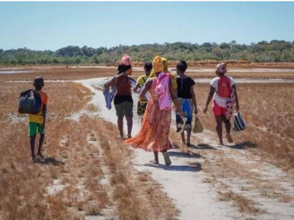 Penduduk setempat menyertai operasi mencari dan menyelamat. - Foto The Sun