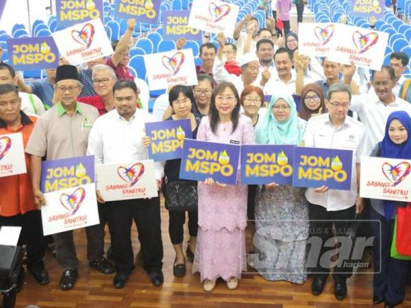 Teresa Kok (depan, lima dari kiri) bersama peserta yang hadir pada Majlis Taklimat Minyak Sawit Mampan Malaysia (MSPO) Penanam Sawit Selangor di Tanjong Karang semalam.