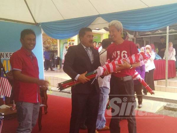 Mohd Rafee mengagihkan bendera kepada wakil-wakil MPKK ketika majlis Pelancaran Kempen Jalur Gemilang 2019 peringkat MPHTJ di Medan Selera Ayer Keroh, di sini, hari ini.