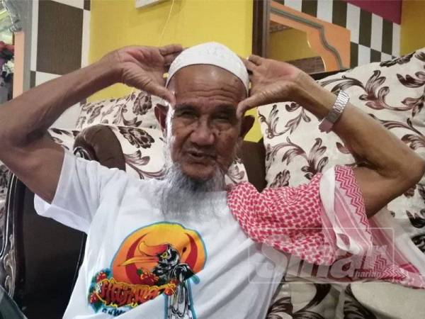 Mat Zin menunjukkan urutan ringkas yang menjadi amalannya sambil dibacakan potongan tahiyat yang dikatakan dapat membantu kuatkan daya ingatan.