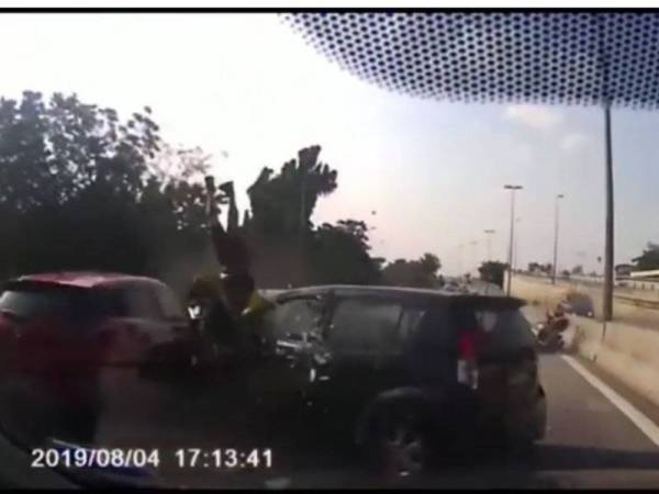 Kemalangan di KM 25 LDP Ahad lalu menyebabkan empat motosikal merempuh sebuah Perodua Myvi.
