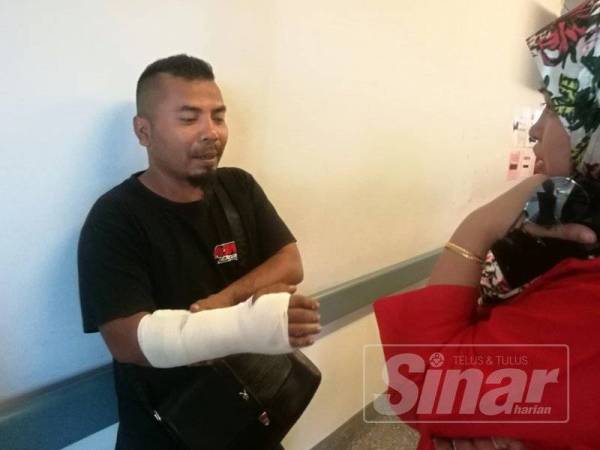 Wan Mohd Nussain yang retak tangan kanan ditemui di pekarangan Unit Rawatan Rapi (ICU) Hospital Serdang untuk melawat adiknya yang masih koma.