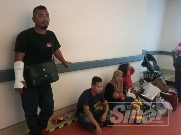 Wan Mohd Nussain yang retak tangan kanan ditemui di pekarangan Unit Rawatan Rapi (ICU) Hospital Serdang untuk melawat adiknya yang masih koma.