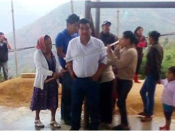 Datuk Bandar Siltepec, Pedro Damian Gonzalez Arriaga diikat pada sebatang tiang kerana gagal tunai janji dibuat semasa kempen pilihan raya.