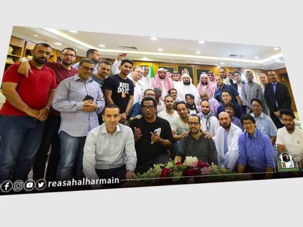 Abdurrahman (tengah) ketika menerima kunjungan pengamal media dari pelbagai negara Islam di pejabatnya di Makkah semalam.