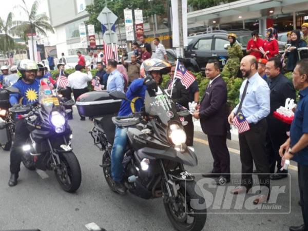 Mukhriz berkesempatan memasang bendera di motosikal berkuasa tinggi selepas pelancaran Majlis Pelancaran Kempen Kibar Jalur Gemilang Peringkat Negeri Kedah di Aman Central, Alor Setar semalam.