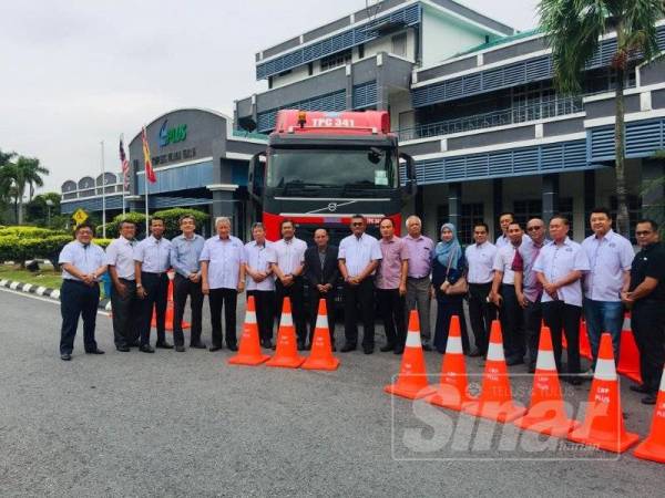 Zakaria (11 dari kanan) bersama penerima kon keselamatan melibatkan tiga syarikat pengusaha kenderaan berat dalam satu majlis di Petaling Jaya, Selangor baru-baru ini.