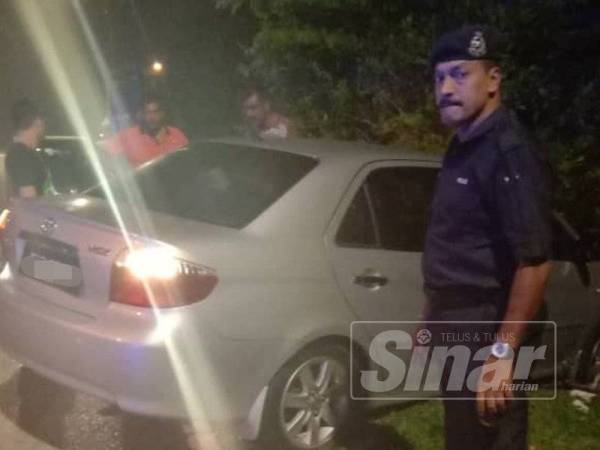 Kereta jenis Toyota Vios yang dipandu mangsa terbabas ke bahu jalan selepas diserang sakit jantung.