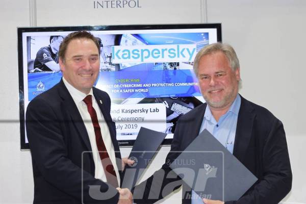 EUGENE (kanan) dan Pengarah Jenayah Siber Interpol, Craig Jones sempena majlis menandatangani perjanjian di Interpol World 2019 di Singapura baru-baru ini.