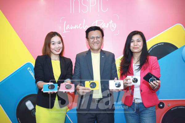 DARI kanan, Ketua Bahagian Produk Sistem Pengguna, Bahagian Pemasaran Canon Malaysia, Sandy Lee; Presiden Canon Malaysia, Andrew Koh dan Pengurus Pemasaran Bahagian Produk Pengguna, Joanne Wong menunjukkan siri terbaharu iNSPiC.