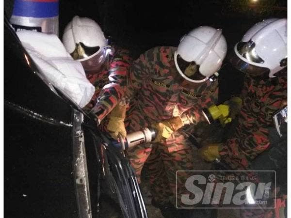 Anggota bomba mengeluarkan mangsa sebelum diserahkan kepada pihak polis untuk siasatan lanjut.