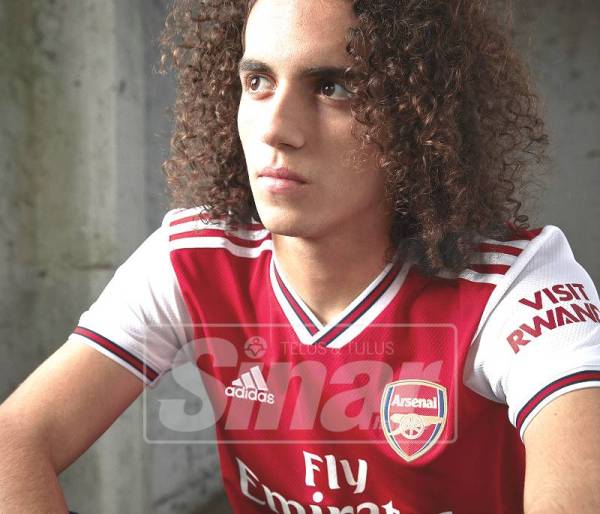 REKAAN jersi yang berwarna merah klasik itu lebih inovatif dan serba moden.