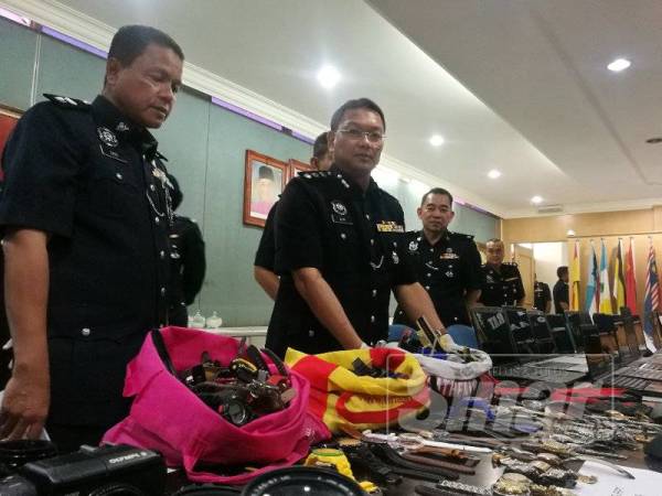 Nor Azmi (tengah) menunjukkan antara rampasan barang curi susulan tertangkapnya empat suspek di Kampung Tasik Permai Ampang baru-baru ini.