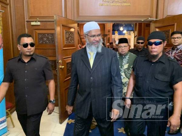 Zakir Naik semasa hadir ke Executive Talk di Kompleks Kota Darulnaim, di sini hari ini.