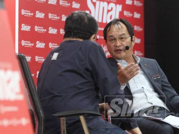 Bicara Minda bersama Menteri Kerja Raya, Baru Bian (kanan) dan Wartawan Veteran & Kolumnis The Star, Tan Sri Johan Jaafar selaku Moderator yang berlangsung di Dewan Karangkraf Seksyen 15. - FOTO ASRIL ASWANDI SHUKOR.