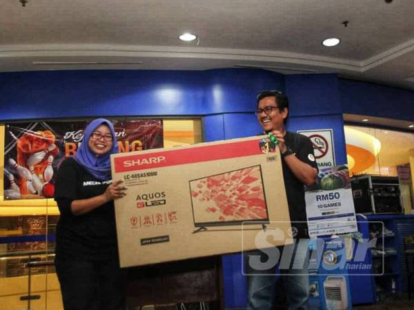 Noor Ainon menerima hadiah utama berupa televisyen LED 40" selaku johan kategori wanita dalam Kejohanan Boling Media Perak malam tadi