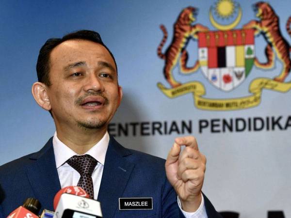 Menteri Pendidikan Dr Maszlee Malik semasa sidang media berkenaan keputusan kabinet mengenai isu tulisan khat di Kementerian Pendidikan hari ini. - Foto BERNAMA