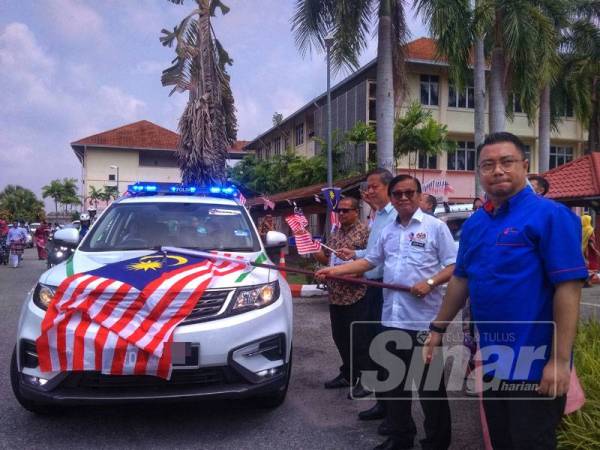Mohd Anuar (dua dari kanan) menyempurnakan flag-off peserta Kembara tersebut di SMK Paya Pulai hari ini. 