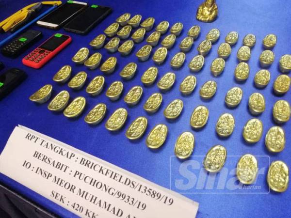 Ketulan emas yang dipercayai palsu dirampas polis susulan tertangkap empat lelaki warga China, di ibu negara, semalam.