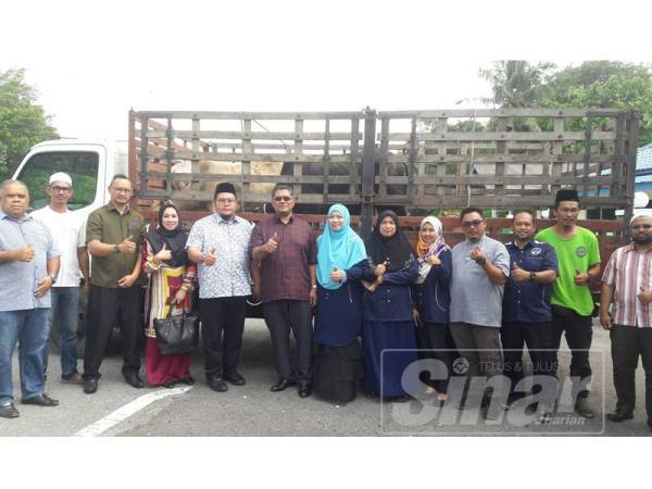 Dzulkefly (enam dari kiri) dan Syarul Izam (lima dari kiri) menyempurnakan majlis penyerahan tujuh ekor lembu korban sempena Hari Raya Aidiladha 1440H oleh CGPV.