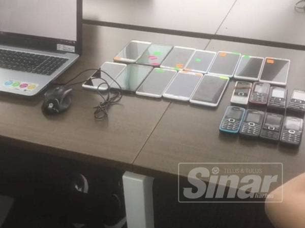 Sebahagian barang yang dirampas polis dalam serbuan di bangunan pejabat di Kota Damansara, Petaling Jaya hari ini. 