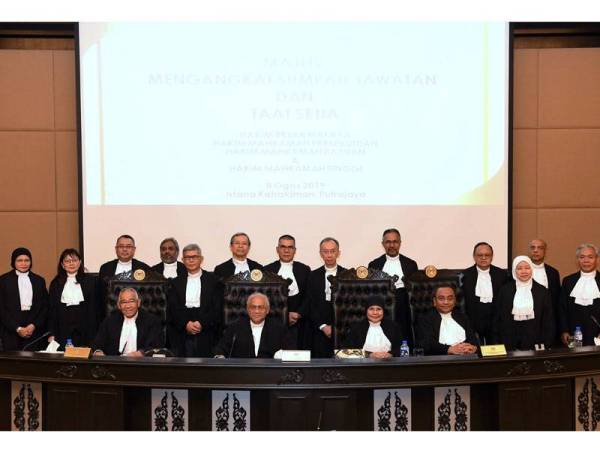 Tengku Maimun (duduk dua dari kanan) bergambar bersama hakim-hakim yang baharu dilantik selepas Majlis Mengangkat Sumpah Jawatan dan Taat Setia Hakim Besar Malaya, Hakim Mahkamah Persekutuan, Hakim Mahkamah Rayuan dan Hakim Mahkamah Tinggi di Istana Kehakiman hari ini. - Foto BERNAMA