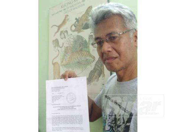 Meor Razak menunjukkan surat aduan rasmi berhubung tindakan wartawan asing masuk ke kawasan hutan simpan di Gerik tanpa permit baru-baru ini.