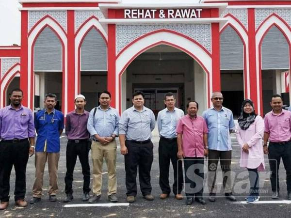 Aminuddin (enam dari kanan) bersama rombongan di hadapan R&R Kuala Balah yang bakal dibuka penghujung September ini.