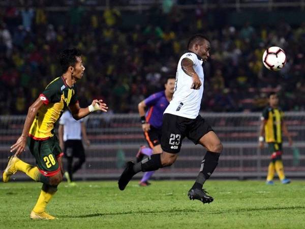 Pemain Terengganu FC KipreTchetche menjaringkan dua gol untuk Pasukan Terengganu menewaskan pasukan Kedah dengan jaringan 2-0 pada perlawanan Piala Malaysia di Stadium Darul Aman hari ini. - Foto Bernama