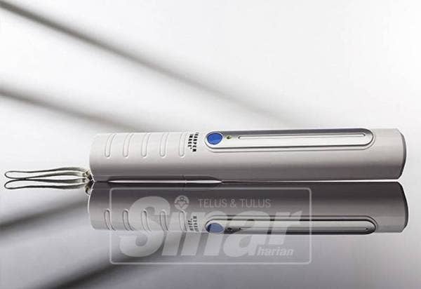 ANTARA rekaan Sanitizing Travel Wand yang dijual di pasaran.