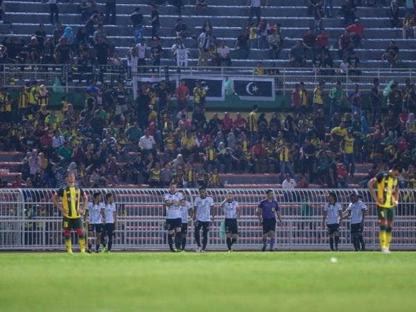 Nafuzi memuji aksi positif Sang Penyu walaupun beraksi dengan 10 pemain di Stadium Darul Aman, semalam. - Foto AHMAD ZAKI OSMAN
