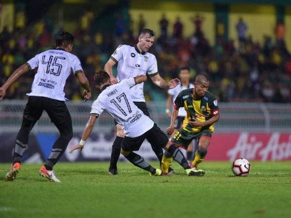 Pemain Kedah, Muhd Fayadh Zulkifli (kanan) gagal melepasi kawalan benteng yang dicipta oleh barisan pertahanan TFC, semalam. - Foto AHMAD ZAKI OSMAN